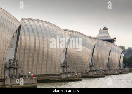 La Thames Barrier sur la Tamise à Londres. Il a été construit pour protéger la capitale à partir de la tempête, d'inondation. Prédictions récentes montrent qu'il sera probablement superflue dans une vingtaine d'années en raison de l'augmentation des tempêtes et la montée du niveau de la mer conduit par le changement climatique. Banque D'Images