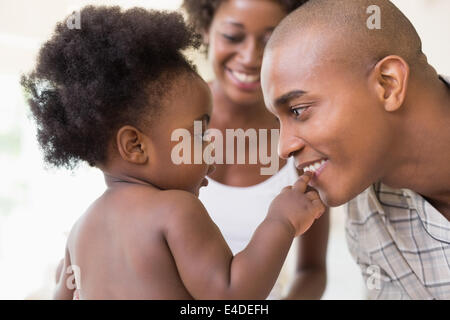 Les parents heureux avec leur petite fille Banque D'Images