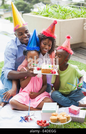 Fêter un anniversaire en famille ensemble dans le jardin Banque D'Images