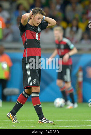 Belo Horizonte, Brésil. 8 juillet, 2014. L'Allemagne Mesut Oezil réagit au cours de la Coupe du Monde FIFA 2014 football match de demi-finale entre le Brésil et l'Allemagne au stade Mineirao de Belo Horizonte, Brésil, 08 juillet 2014. Photo : Thomas Eisenhuth/dpa/Alamy Live News Banque D'Images