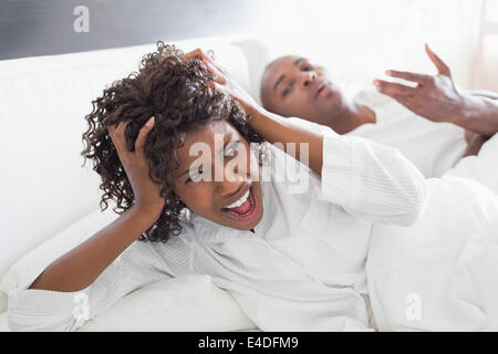 Jeune couple arguing in bed Banque D'Images