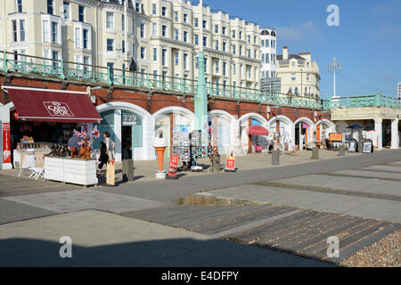 Boutiques sur la promenade de la plage de Brighton. East Sussex. L'Angleterre. Avec les gens de shopping. Banque D'Images