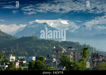 Au Népal, Pokhara, Chaîne de Montagnes de l'Annapurna, tôt le matin, la lumière au-dessus de Pokhara Banque D'Images