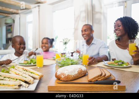 Famille heureuse jouissant d'un bon repas ensemble Banque D'Images