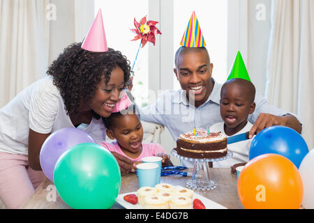 Famille heureuse de célébrer un anniversaire ensemble à table Banque D'Images