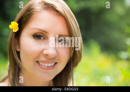 Cute young woman in field Banque D'Images