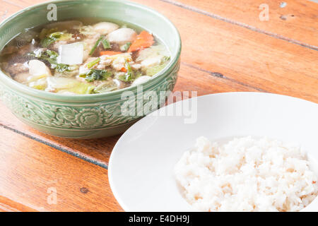 La cuisine du riz et de la soupe de porc claire Banque D'Images