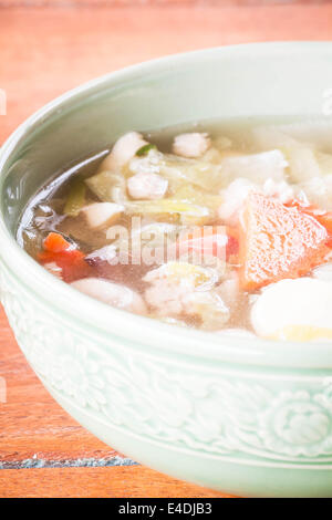 Bol de soupe claire avec hachis de porc et de légumes Banque D'Images