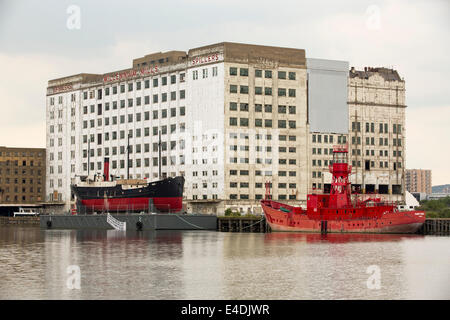 Le s S Robin, pensé pour être le plus ancien bateau à vapeur dans le monde, construit dans les années 1890 et qui est conservée dans le Royal Victoria Dock, London, UK, avec un vieux navire léger à côté. Banque D'Images