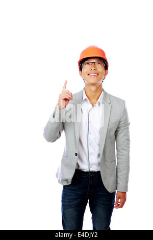 Ingénieur de l'Asie vers le haut, l'homme sourire isolé sur fond blanc Banque D'Images