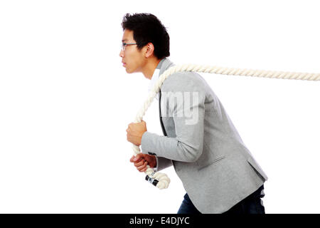 Portrait d'un homme tirant corde sur fond blanc Banque D'Images