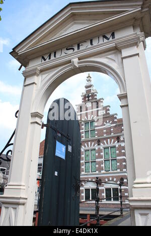 Langegracht canal dans le centre-ville médiéval d'Amersfoort, aux Pays-Bas avec Flehite Museum, musée historique d'Amersfoort Banque D'Images