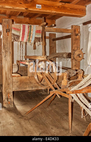 Exposition de tissage dans Gbur's Cottage en Nadole musée en plein air, Pologne Banque D'Images