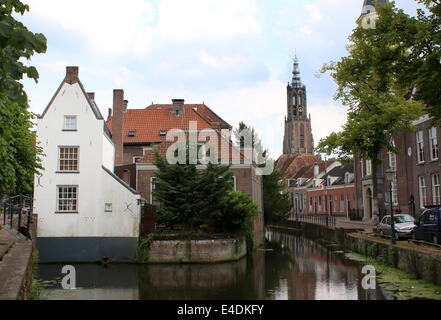 Langegracht canal dans le centre-ville médiéval d'Amersfoort, aux Pays-Bas avec Onze Lieve vrouwen toren (tour de Notre Dame) Banque D'Images