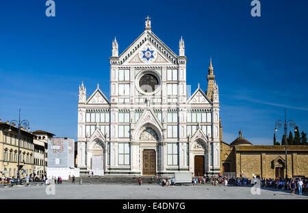 Basilique Santa Croce (Sainte Croix) est la plus grande église franciscaine au monde, situé sur la Piazza di Santa Croce. Banque D'Images