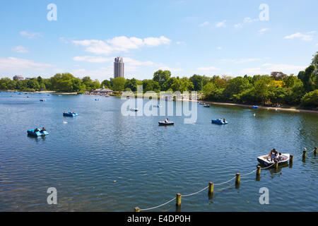 Vue générale de la rangée des bateaux sur la Serpentine dans Hyde Park Banque D'Images