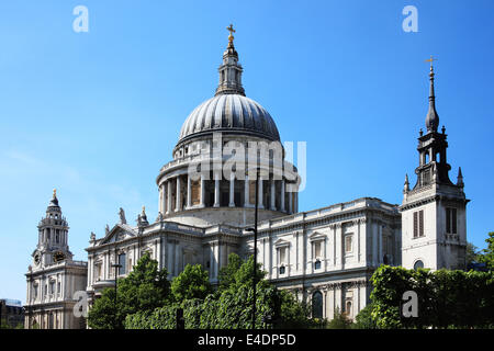 La Cathédrale St Paul à Londres, UK, construite après le Grand Incendie de Londres de 1666, est le chef d'oeuvre de Christopher Wren Banque D'Images