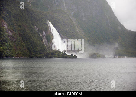 Lady Bowen Falls et Milford Sound Banque D'Images