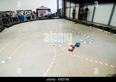 Le contrôle de la radio contrôlée voiture voitures racing circuit modèle rails Banque D'Images