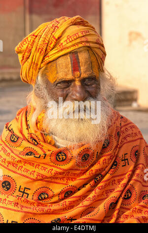 VARANASI, INDE - Mars 2014 : Sadhu, saint homme est assis sur les rives du Gange à Varanasi Mars 2014 Banque D'Images