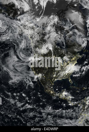 Amérique du Nord la nuit avec frontières du pays et la couverture nuageuse, True Color Image satellite. La couleur vraie image satellite de Nort Banque D'Images