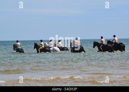 Promenade à la plage avec cavalerie Banque D'Images