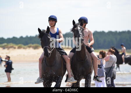 Promenade à la plage avec cavalerie Banque D'Images