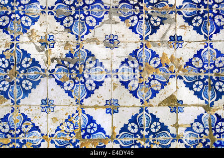 Arrière-plan de vieux carreaux portugais typique et endommagée Banque D'Images
