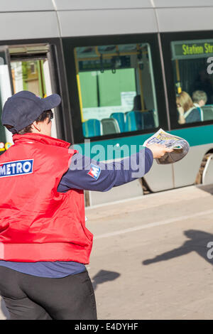 Journal gratuit. Personne distribuant les journaux gratuit Metro, Nottingham, England, UK Banque D'Images