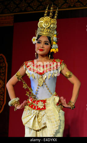 Danseuse Apsara en costume traditionnel, Phnom Penh, Cambodge. Banque D'Images