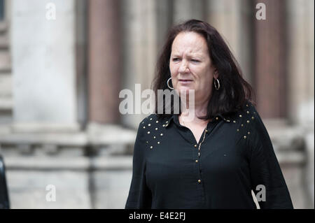 Royal Courts of Justice, London, UK. 9 juillet 2014. La mère de Mark Duggan, dont la mort par balle par la police de Londres a déclenché des émeutes à l'échelle nationale en août 2011, est une enquête difficile verdict d'homicide légal à la Royal Courts of Justice. Sur la photo : Pamela Duggan - mère de Mark Duggan. Credit : Lee Thomas/Alamy Live News Banque D'Images