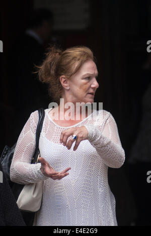 Cour de justice royale, Londres, Royaume-Uni. 09 juillet 2014. Carole Duggan, tante de Mark Duggan cour laisse à l'heure du déjeuner le premier jour de l'enquête judiciaire contestant le verdict de l'enquête sur la fusillade d'Mark Duggan par la police, en août 2011. Crédit : Paul Davey/Alamy Live News Banque D'Images