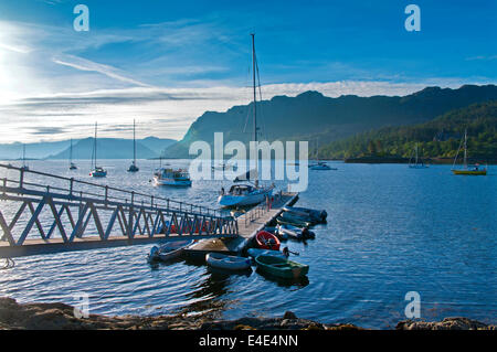 Bateaux amarrés au ponton à Plockton Loch Carron, tôt le matin, le soleil d'été, Wester Ross, Scottish Highlands, Ecosse UK Banque D'Images