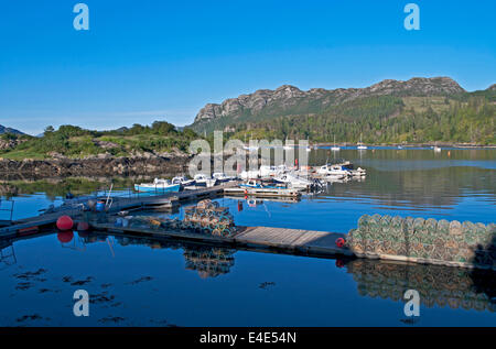 Bateaux amarrés et le homard à la nasse empilés sur des jetées de port, Plockton Loch Carron, Wester Ross, les Highlands écossais Ecosse UK Banque D'Images