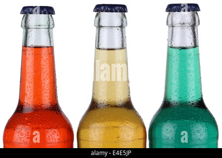 Boissons soda coloré, limonade en flacons, isolé sur fond blanc Banque D'Images