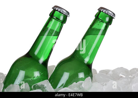 Des bouteilles de bière des cubes de glace, isolé sur fond blanc Banque D'Images