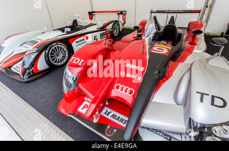 Audi R8 et l'Audi R15 TDI Plus Le Mans racers dans le paddock, 2014 Goodwood Festival of Speed, Sussex, UK. Banque D'Images