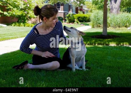 Jeune femme avec petit chien berger mix. Banque D'Images