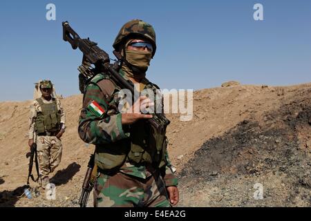 Kirkouk, Irak. 7 juillet, 2014. Des combattants kurdes de la 10e Brigade Peshmergas se préparer à défendre une base nouvellement adopté, une fois administré par les troupes américaines alors désertés par des soldats iraquiens quand ISIS recherche avancée dans le territoire sur les bords de Kirkouk, en Irak. Credit : PACIFIC PRESS/Alamy Live News Banque D'Images