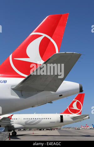 Istanbul, Turquie - 15 mai 2014 : de la queue des avions de la Turkish Airlines à l'Aéroport International Atatürk d'Istanbul (IST) en Turquie. Banque D'Images