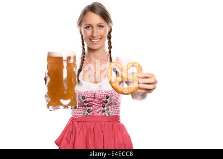 Les jeunes allemands bavarois ou serveuse dans un dirndl holding une chope de bière et un bretzel Banque D'Images