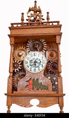 Horloge en bois vintage avec pignons et détaillée d'un style vieux monde scandinave dans cette maison objet connexe sur fond blanc. Banque D'Images