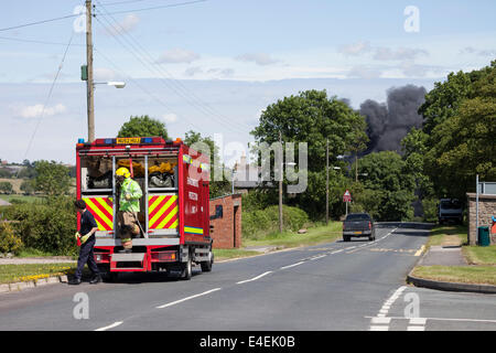 Peu de terres agricoles Gordon, banque, près de Cockfield County Durham, Royaume-Uni. 09 juillet 2014. La police est aux prises avec un important incendie à peu près de la ferme de Gordon B6282 dans lequel un grand nombre de pneus sont en feu. La police a fermé la route et les personnes vivant à proximité ont été invités à garder leurs fenêtres fermées. Plus de 40 pompiers et policiers sont actuellement sur les lieux. Crédit : David Forster/Alamy Live News Banque D'Images