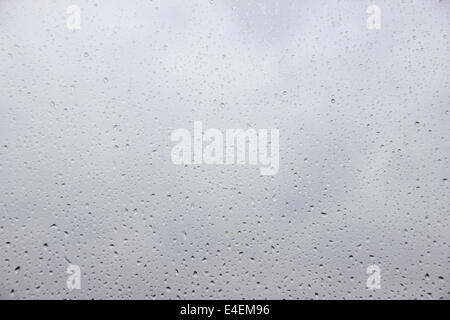 Gouttes de pluie sur une fenêtre avec une forte pluie à l'extérieur Banque D'Images