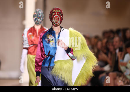 Paris, France. 09 juillet 2014. L'usure des modèles creations par Maison Martin Margiela dans le cadre de l'automne/hiver 2014/2015 collection présentée lors de la fashion week Haute Couture de Paris, à Paris, France, 9 juillet 2014. Défilés de Haute Couture de Paris jusqu'à ce 9 juillet 2014. Photo : Hendrik Ballhausen/DPA - PAS DE SERVICE DE FIL/dpa/Alamy Live News Banque D'Images