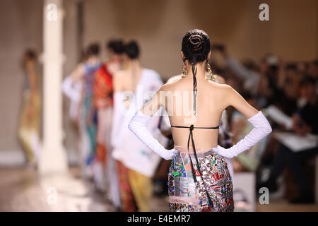 Paris, France. 09 juillet 2014. L'usure des modèles creations par Maison Martin Margiela dans le cadre de l'automne/hiver 2014/2015 collection présentée lors de la fashion week Haute Couture de Paris, à Paris, France, 9 juillet 2014. Défilés de Haute Couture de Paris jusqu'à ce 9 juillet 2014. Photo : Hendrik Ballhausen/DPA - PAS DE SERVICE DE FIL/dpa/Alamy Live News Banque D'Images