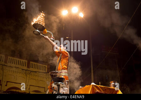 VARANASI, Inde, 10 mars 2014 - Prêtre effectue Ganga Aarti, une prière à gange, à Dashashwamedh Ghat de Varanasi. Banque D'Images