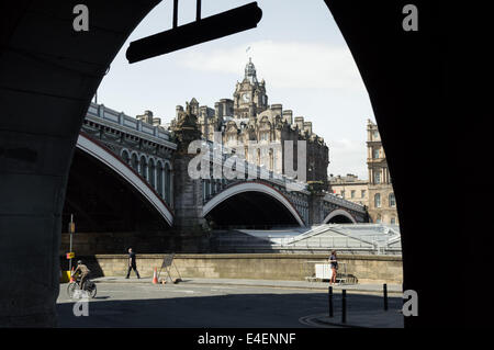 Vue sur le Pont du Nord et Balmoral de Carrubbers près du centre-ville d'Édimbourg Banque D'Images