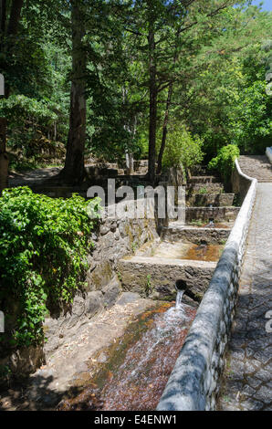 Stream avec de l'eau couler le long de la montagne à la Villa Termal das Caldas de Monchique Spa resort en Algarve Banque D'Images