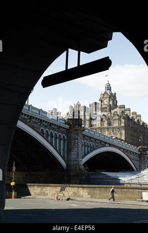 Vue sur le Pont du Nord et Balmoral de Carrubbers près du centre-ville d'Édimbourg Banque D'Images